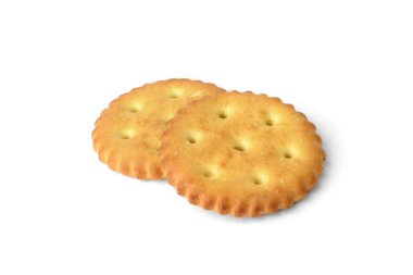 Beyaz arkaplanda izole edilmiş tuzlu krakerler.