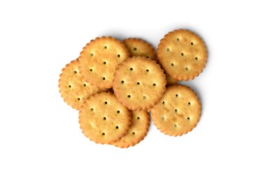 Beyaz arka planda izole edilmiş tuzlu kraker yığını. Üst görünüm.