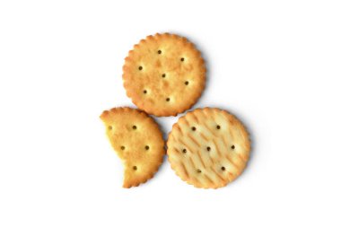 Beyaz zeminde izole edilmiş tuzlu krakerler. Üst görünüm.