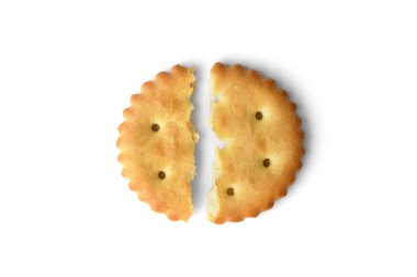 Kırık tuzlu kraker beyaz arka planda izole edilmiş. Üst görünüm.