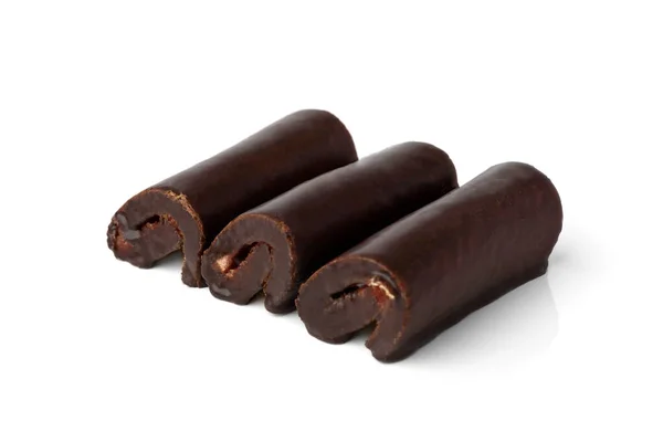 Čokoládové Glazované Závitky Jahodovou Marmeládou Izolované Bílém Pozadí — Stock fotografie