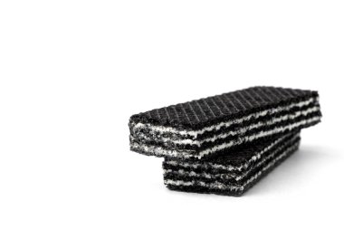 Beyaz arkaplanda izole edilmiş siyah gofretler.