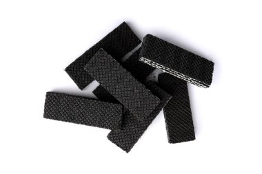 Beyaz arka planda izole edilmiş siyah gofretler. Üst görünüm.