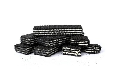 Beyaz arkaplanda izole edilmiş siyah gofret yığını.