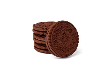 Beyaz arka planda izole edilmiş süt dolu çikolatalı kurabiyeler.