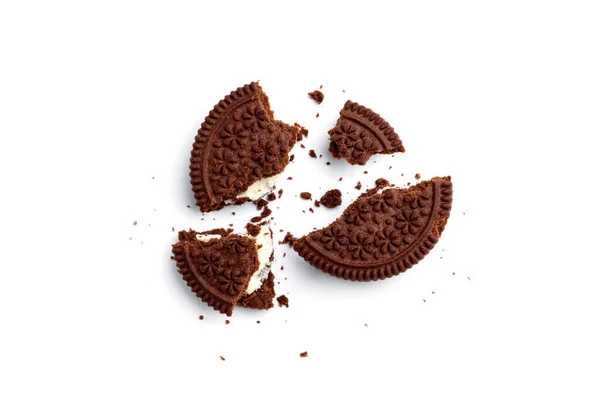 Biscuits Chocolat Cassés Avec Remplissage Lait Isolé Sur Fond Blanc — Photo