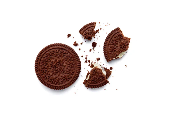 Kırık çikolatalı kurabiyeler, beyaz arka planda izole edilmiş süt dolgulu. Üst görünüm.