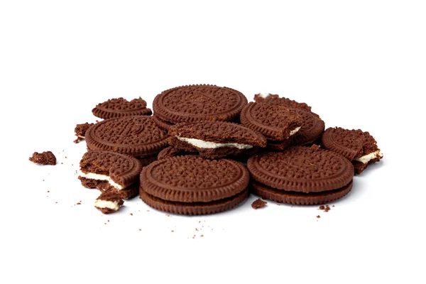 Σπασμένα Μπισκότα Σοκολάτας Γέμιση Γάλακτος Απομονωμένα Λευκό Φόντο — Φωτογραφία Αρχείου