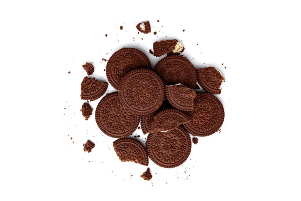 Galletas Chocolate Rotas Con Relleno Leche Aislado Sobre Fondo Blanco — Foto de Stock