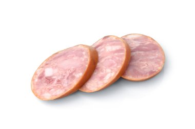 Dilimlenmiş füme sosis beyaz arka planda izole edilmiş.. 