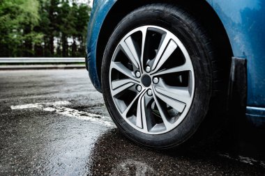 Yağmurlu bir günde otoparkta araba.