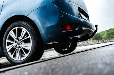 Yağmurlu bir günde mavi arabanın arka tarafını kapatın.. 