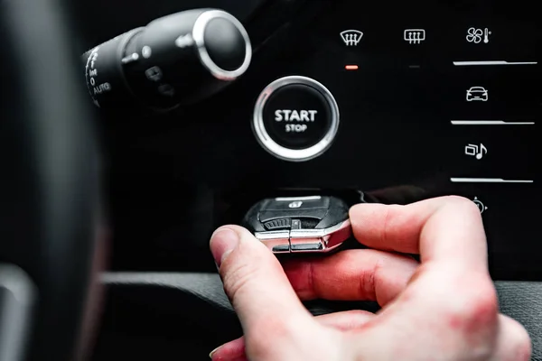 Mano Inserte Control Remoto Sin Llave Del Coche Ojo Cerradura —  Fotos de Stock