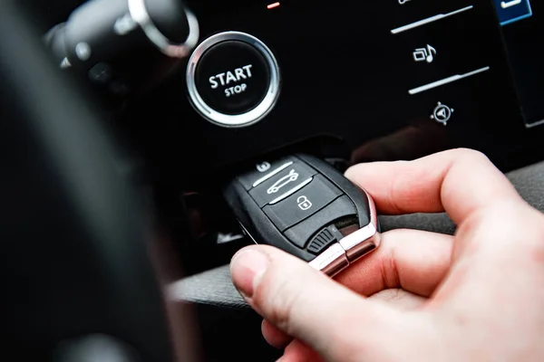 Autoschlüssellose Fernbedienung Von Hand Ein Schlüsselloch Einem Auto Mit Startmotor — Stockfoto