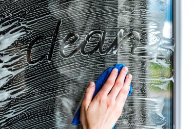 Pencere camında mavi bez ve temiz yazı var..