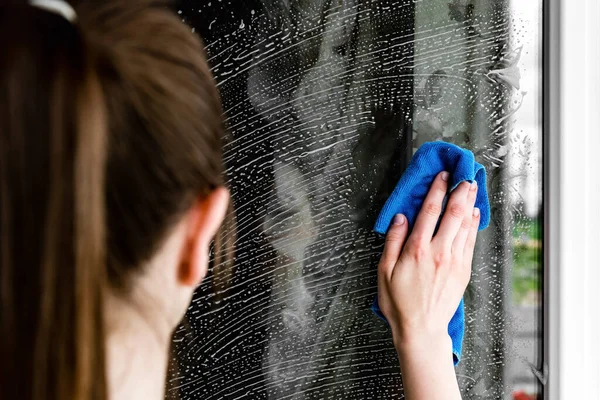 Mujer Joven Lavando Vidrio Ventana Casa —  Fotos de Stock