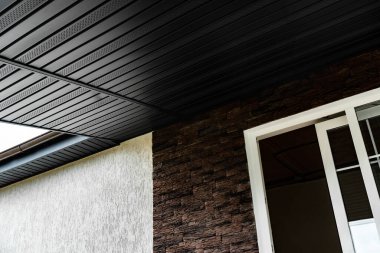 Çatı, evdeki olukları ve kiremitleri gösteriyor..