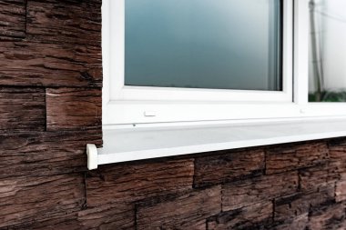 Yüzü koyu dekoratif tuğlalardan yapılmış..