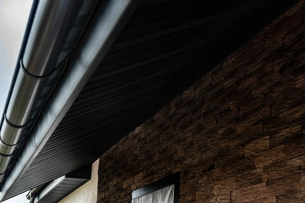 Крыша Показывает Водостоки Соффит Дому — стоковое фото