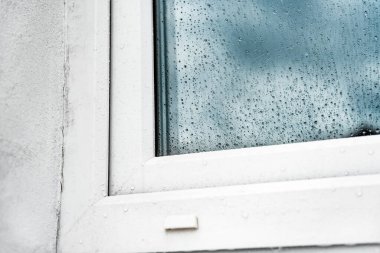 Plastik pencereyi yağmur damlalarıyla kapat.