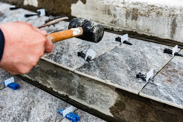 Travailleur Utilisant Marteau Pour Enlever Système Nivellement Des Carreaux Avec — Photo