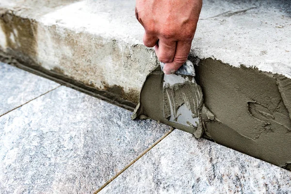 Pekerja Menerapkan Lem Menggunakan Spatula Sebelum Meletakkan Ubin Tangga — Stok Foto
