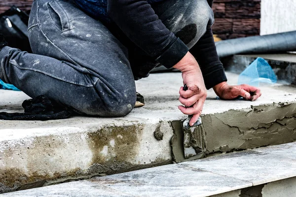 Pekerja Menerapkan Lem Menggunakan Spatula Sebelum Meletakkan Ubin Tangga — Stok Foto