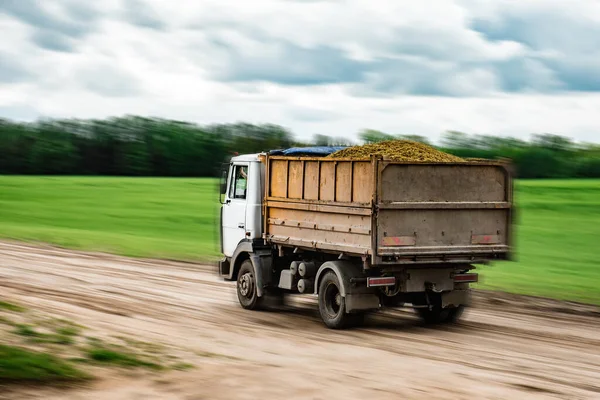 Römorkta gübresi olan araba yolda.. 