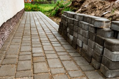 Evin kör bölgesine asfalt döşemek..