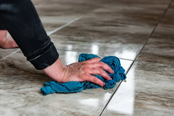 Worker Washing Tiles Jointing — Stock Photo, Image