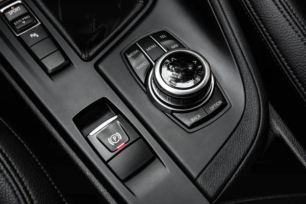 電動ハンドブレーキ付きの車 オートホールドボタン付きブレーキスイッチ — ストック写真