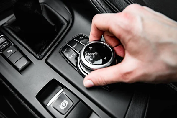 Sürücü Modern Bir Arabanın Medya Seyrüsefer Kontrol Düğmesine Basıyor Arabanın — Stok fotoğraf