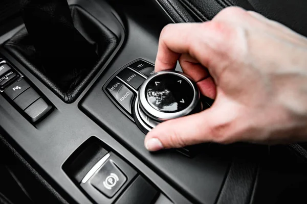 Fahrer Dreht Medien Und Navigationstaste Eines Modernen Autos Details Zum — Stockfoto