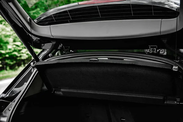 Сучасний Чорний Автомобіль Відкритими Дверима Багажника Дорозі — стокове фото