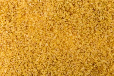 Bulgur beyaz arkaplanda izole edildi.