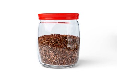 Beyaz arka planda izole edilmiş cam kapta kahverengi pirinç..