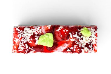 Beyaz arkaplanda izole edilmiş dutlu kek dilimi.