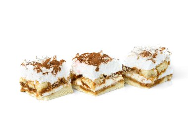 Beyaz arkaplanda izole edilmiş tiramisu keki dilimi.