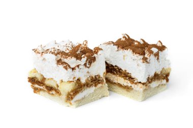 Beyaz arkaplanda izole edilmiş tiramisu keki dilimi.