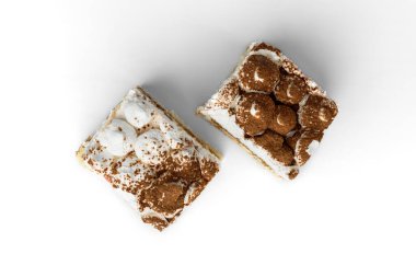 Beyaz arkaplanda izole edilmiş tiramisu keki dilimi.