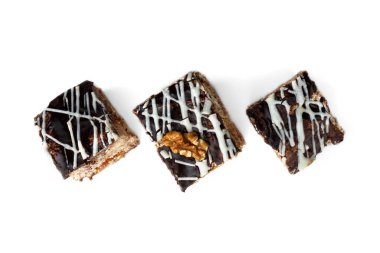 Beyaz arka planda izole edilmiş bir dilim çikolatalı pasta..