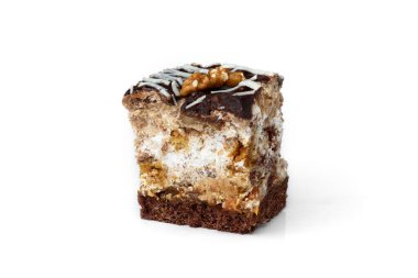 Beyaz arka planda izole edilmiş bir dilim çikolatalı pasta..