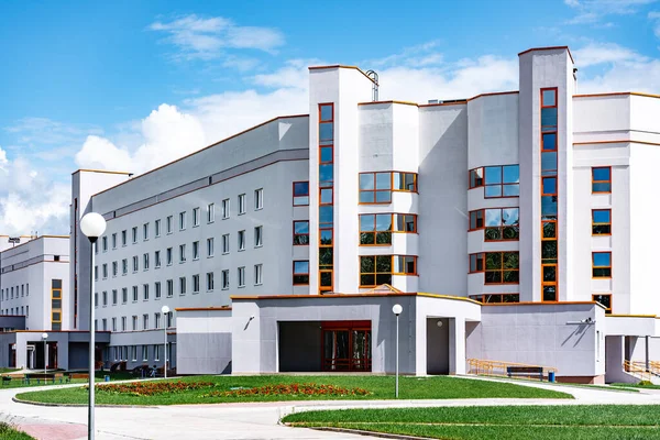 Large Modern Hospital Type Building — Stock Photo, Image