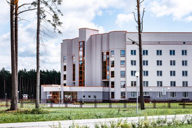 Geniş modern hastane tipi bina. 