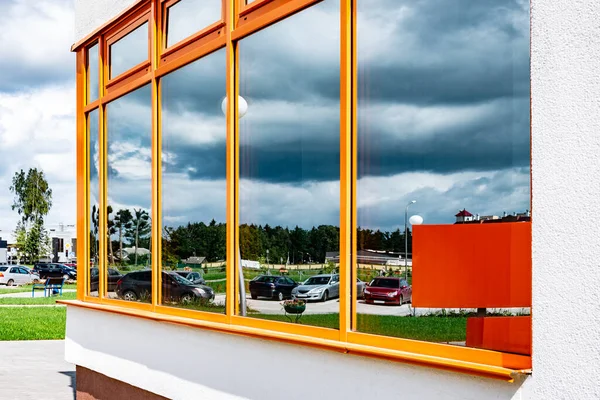 Отражение Облаков Автостоянка Окнах Здания — стоковое фото