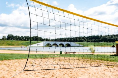 Voleybol sahası ve nehir kenarındaki kumlar..