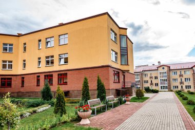 Oyun parkı olan modern devlet okulu binasının dış görünüşü. 