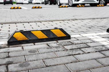 Otoparkta sarı çizgili park kısıtlayıcılar..