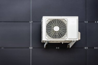 Açık hava binasının gri duvarında klima kurulumu.