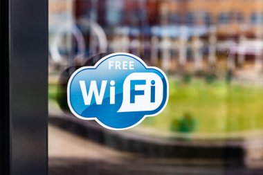 Kapı camında ücretsiz kablosuz internet tabelası.